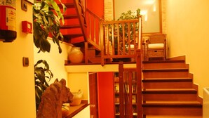A staircase with wooden railings and a chair at the top. - Hotel Villa de Cretas (Cretas)