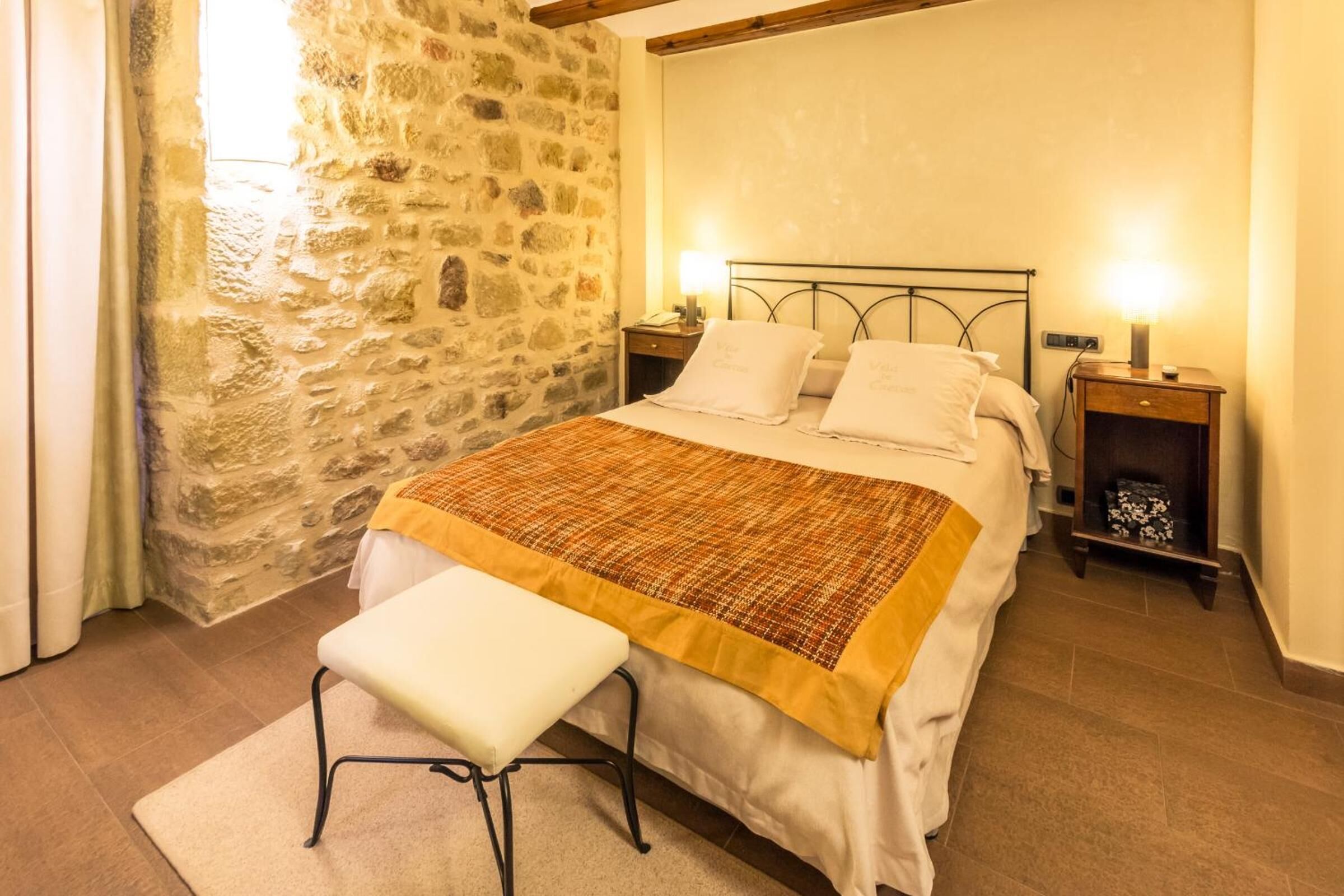 desk, soundproofing, free wifi, wheelchair access