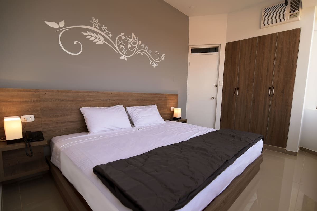 Deluxe Double Room, 1 King Bed | Iron/ironing board (on request), WiFi (free)