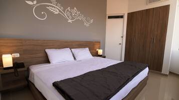 Deluxe Double Room, 1 King Bed | Iron/ironing board, free WiFi