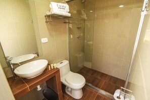 Ducha, artículos de tocador gratuitos, secador de pelo, toallas