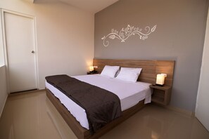 Chambre Deluxe double, 1 très grand lit | Fer et planche à repasser, accès au Wi-Fi (inclus)