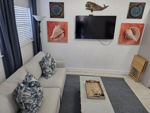 Een flatscreentelevisie en een dvd-speler