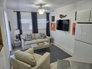 Een flatscreentelevisie en een dvd-speler