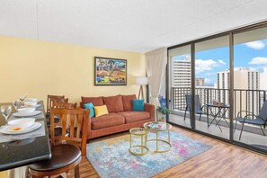 Smart TV - 19FL Relaxing condo, Near Waikiki Beach + Parking (Honolulu)