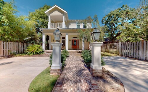 Come Enjoy this Large Family Friendly Cottage in the Village w/Private Pool