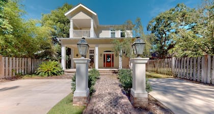 Come Enjoy this Large Family Friendly Cottage in the Village w/Private Pool