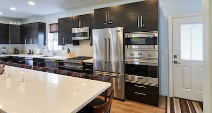 LUXURIOUS RETREAT for 20 GUESTS 19FT SWIM SPA+LARGE DINING+MEDIA ROOM+POOL TABLE