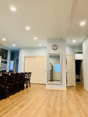 Fridge, microwave, oven, stovetop - LUXURIOUS RETREAT for 20 GUESTS 19FT SWIM SPA+LARGE DINING+MEDIA ROOM+POOL TABLE (Lincoln Beach)
