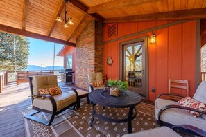 Outdoor dining - Charming Mountain Home with Views (Banner Elk)