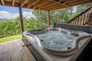 Outdoor spa tub - Charming Mountain Home with Views (Banner Elk)