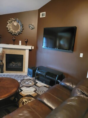 Smart-TV, Kamin, DVD-Player, Stereoanlage