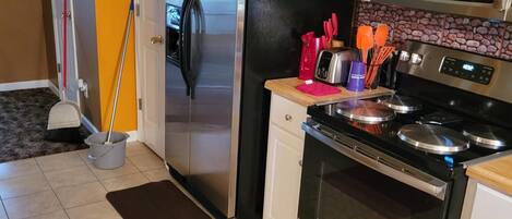 Frigorífico, microondas, horno y placa de cocina