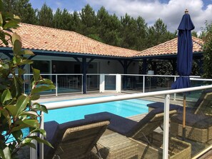 Outdoor pool, a heated pool - LA MAISON BLEUE - LUXURY VILLA WITH HEATED POOL (Lège-Cap-Ferret)
