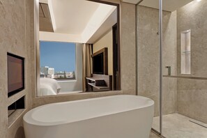 Bañera profunda y artículos de higiene personal de diseño