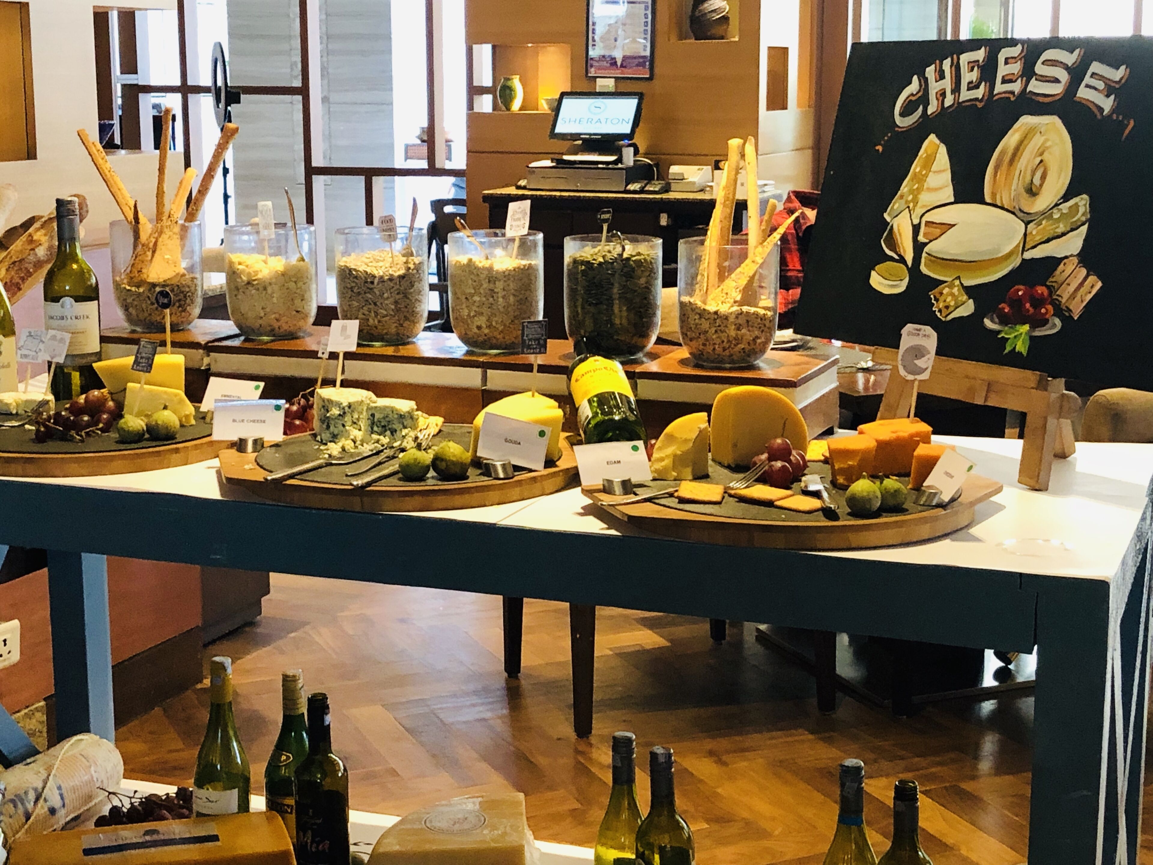 朝食 (ビュッフェ)、毎日提供 (1 名様 799 INR)