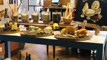 Petit déjeuner buffet servi tous les jours en supplément