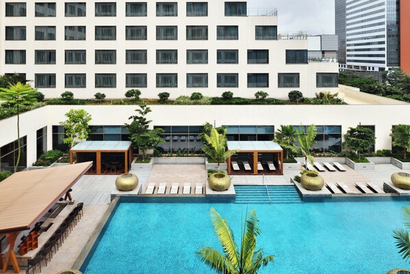 Utomhuspool, gratis cabanor och parasoller