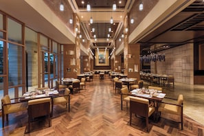 3 restaurants, breakfast, lunch served; local and international cuisine - Sheraton Grand Bengaluru Whitefield (Bengaluru)