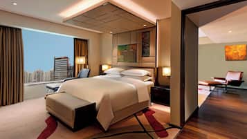 Allergitestet sengetøy, dundyner, minibar og safe på rommet