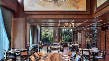 3 restaurantes; se sirve desayuno, almuerzo y cena