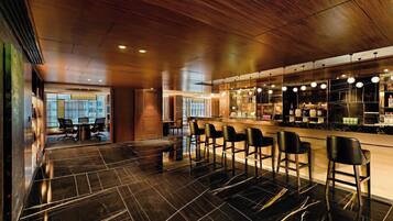 2 bars/lounges, lobby lounge