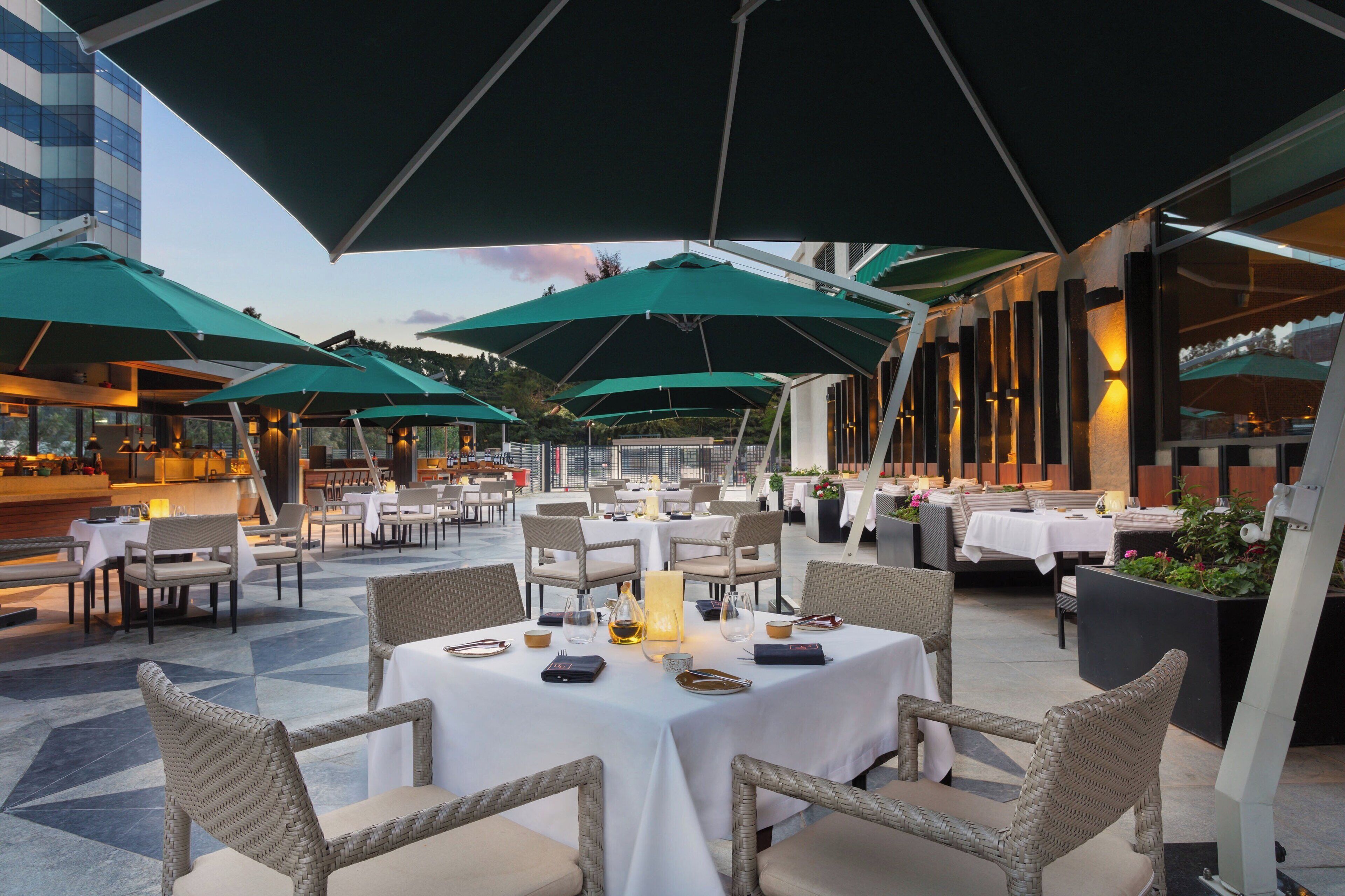 3 か所のレストラン、朝食、ランチ、ディナーに営業 (郷土料理と各国料理)