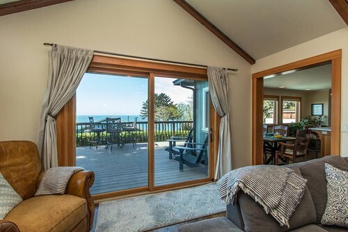 Seawood Vista - Ocean & Redwood Views w/ Hot Tub!