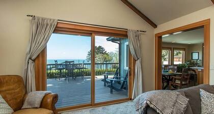 Seawood Vista - Ocean & Redwood Views w/ Hot Tub!