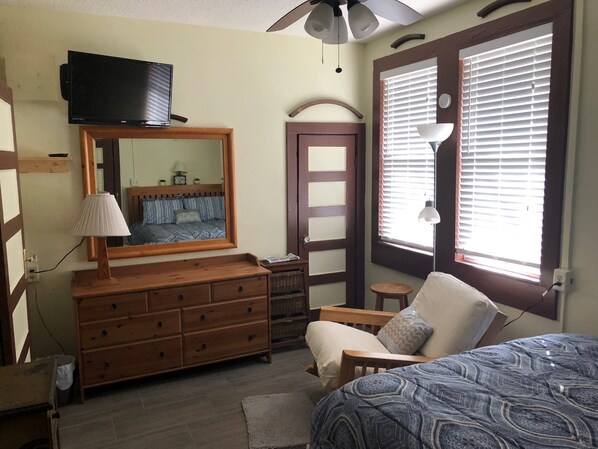 1 habitación, tabla de planchar con plancha, wifi gratis y ropa de cama 