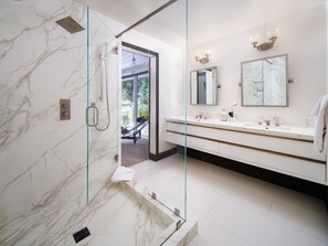 Combined shower/tub, hair dryer, towels