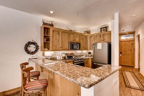 Townhouse, 3 kamar tidur | Dapur pribadi | Lemari es, microwave, oven, dan mesin pencuci piring