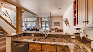 Townhome, 3 Bedrooms | Private kitchen | Fridge, microwave, oven, dishwasher