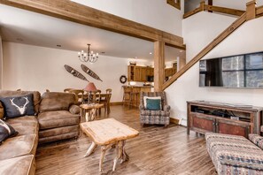 Stadtwohnung, 3 Schlafzimmer | Wohnbereich | Flachbildfernseher