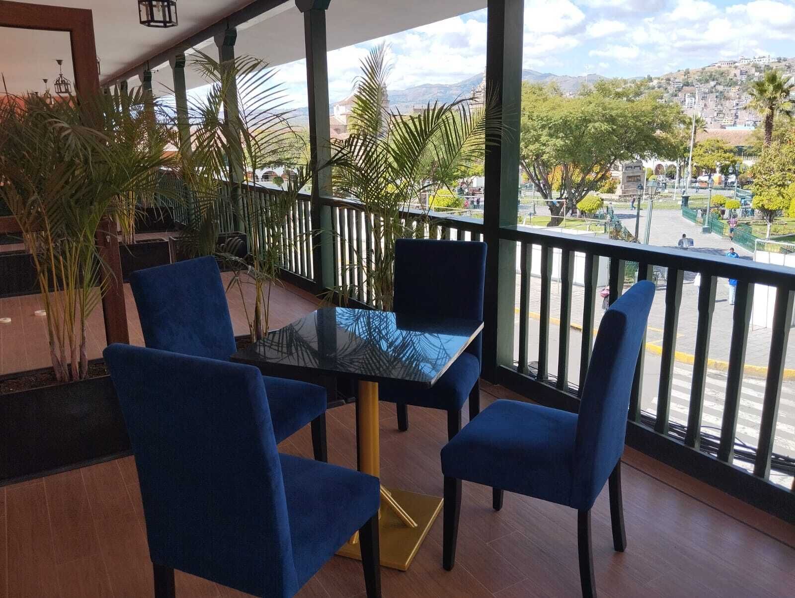 Caja de seguridad en la habitación y escritorio 