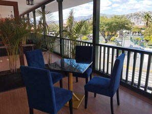 Phòng Suite, 1 giường đôi | Két bảo mật tại phòng, bàn, giường gấp/giường phụ (phụ phí)