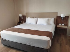 Suite, 1 dobbeltseng | Safe på rommet, skrivebord og ekstrasenger (mot et tillegg)