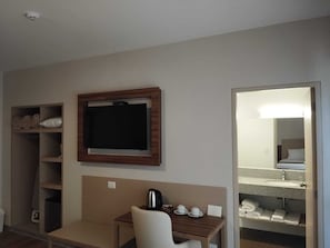 Habitación triple básica, 3 camas individuales | Caja fuerte, escritorio, camas supletorias y wifi gratis