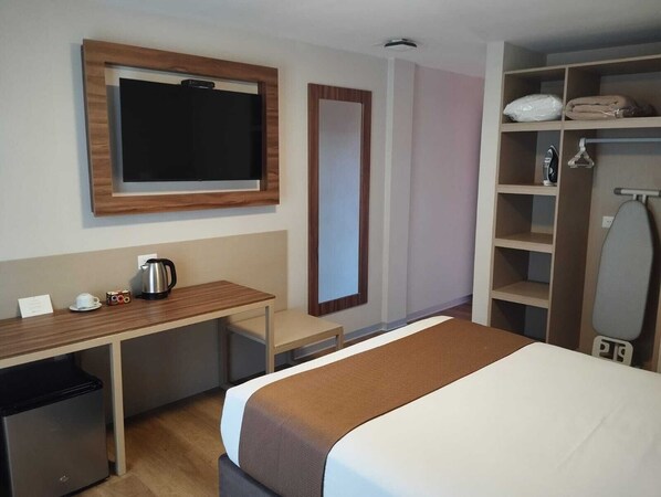 Safe på rommet, skrivebord og ekstrasenger (mot et tillegg)