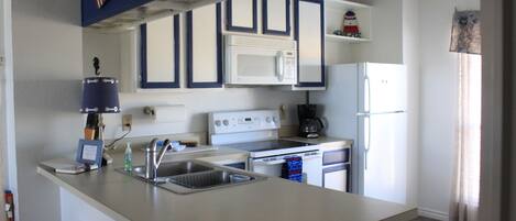 Een koelkast, een magnetron, een oven, een kookplaat