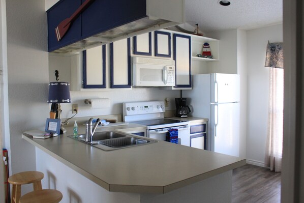 冷蔵庫、電子レンジ、オーブン、コンロ