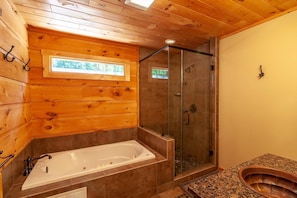 Shower, jetted bath, towels - Luxury Cabin 4 Miles from Ski Slopes (Beech Mountain)