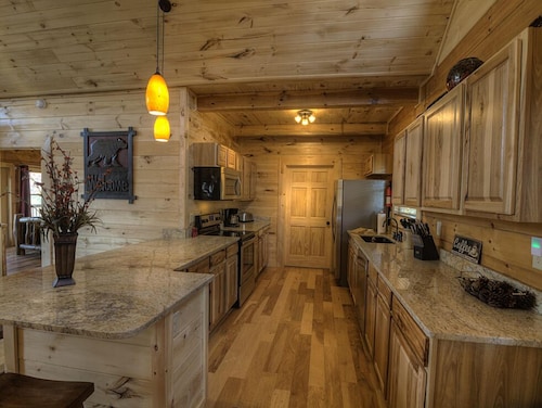 Black Bear Lodge Great Smoky Mtns, Hot Tub, Polar Express, King Bed, WiFi