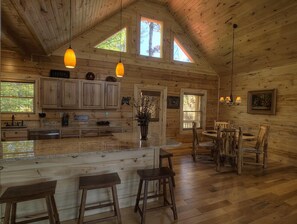 Kitchen Bar & breakfast area