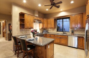 Fridge, microwave, oven, stovetop - Golf & Baseball Batting Cage/ Hot Tub/ Luxurious Living/ Private, Gated, Quiet (Scottsdale)