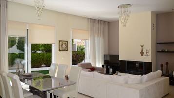 Luxury Villa, 2 Bedrooms, Hot Tub, Garden Area | Ruang tamu | TV skrin rata, pendiangan, pemain DVD, mainan