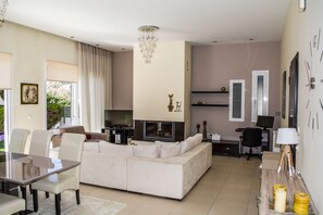 Luxury Villa, 2 Bedrooms, Hot Tub, Garden Area