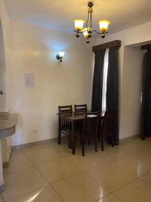 Executive-Apartment | Essbereich im Zimmer