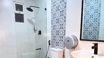 Deluxe Triple Room | Bathroom | Slippers