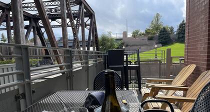 Luxury 2-Bed Riverfront Lodo. Great location, large Deck, 77" TV. On the Creek.